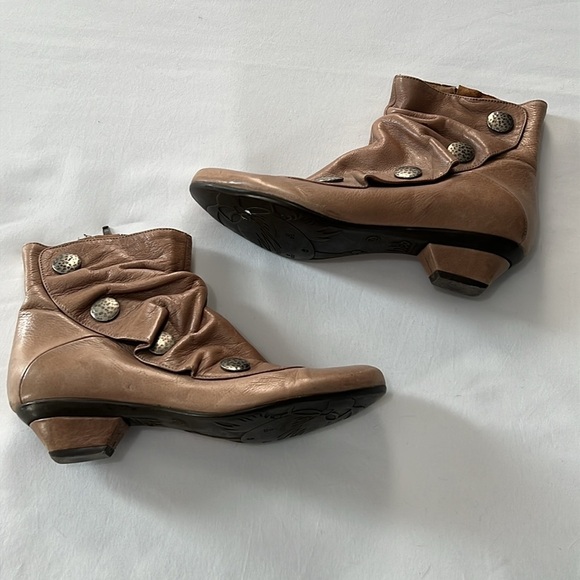 Eric Michael Web Shoemakers Tan Leather SoHo Booties - Picture 2 of 11